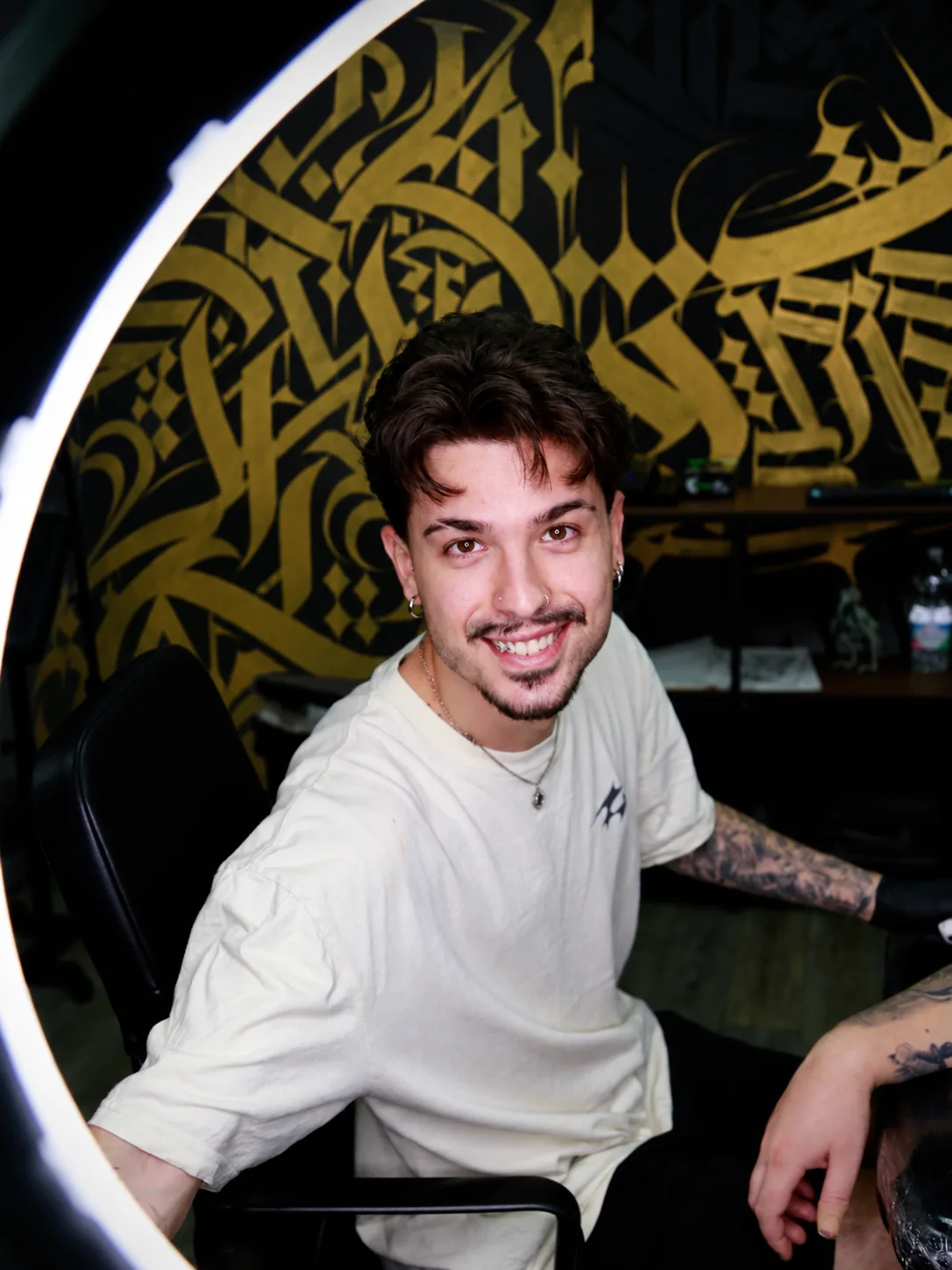 Mario, tatuador de realismo en Black Rituals Tattoo Málaga