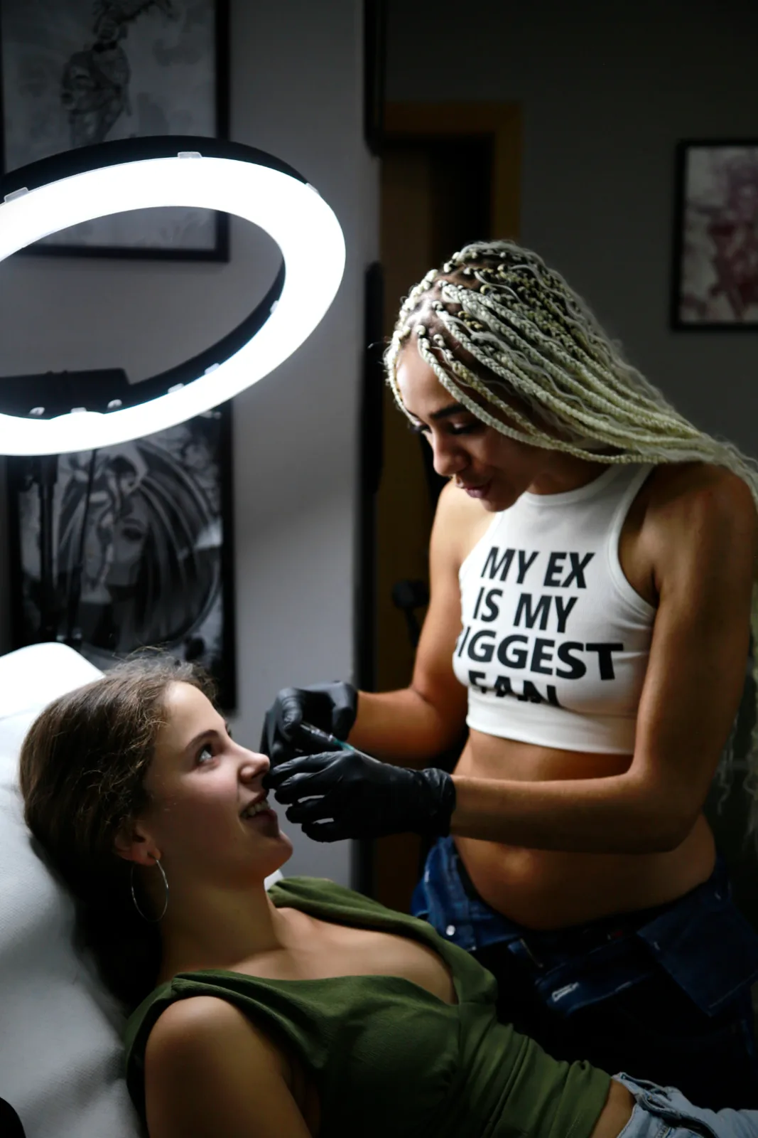 Ana, piercer de Black Rituals Málaga, trabajando con una clienta