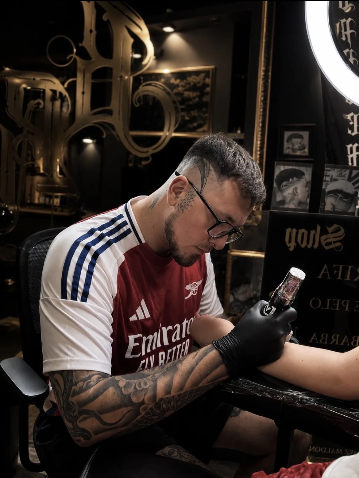 LYON tatuando en Black Rituals Málaga